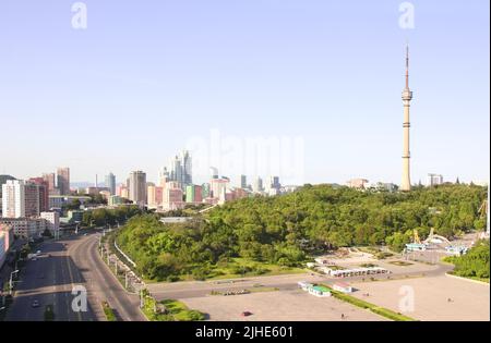 Vue aérienne du nouveau complexe résidentiel dans la rue Ryomyong et tour de télévision, Pyongyang - capitale de la Corée du Nord (RPDC). Vue aérienne de Pyongyang M. Banque D'Images