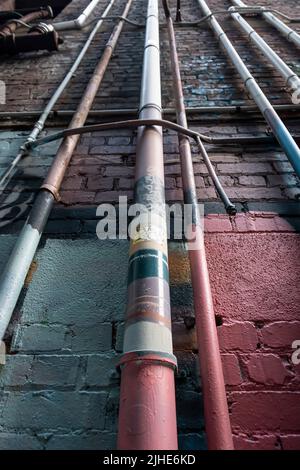 Drainer les tuyaux sur le mur de briques, Wellington, Île du Nord, Nouvelle-Zélande Banque D'Images