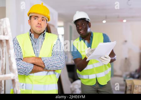 Contremaître insatisfait de la qualité des travaux de réparation de la fermeture du constructeur Banque D'Images