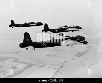 Photo vintage vers 1943 d'un vol court de Stirling Mark 1 bombardiers de la Royal Air Force of No 1651 Heavy conversion Unit à RAF WaterBeach pendant la deuxième guerre mondiale Banque D'Images