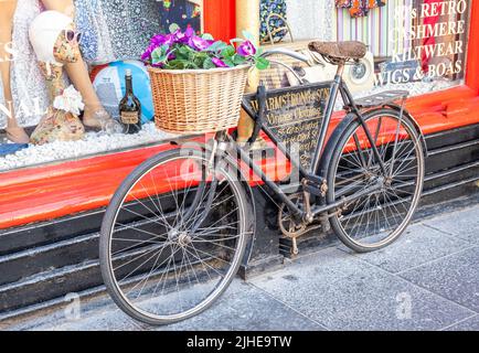 Édimbourg, Écosse, Royaume-Uni – 20 juin 2022. Gros plan d'un vélo d'époque utilisé pour faire la promotion de la boutique de vêtements d'époque W Armstrong and son à Edinburgh, Scotla Banque D'Images