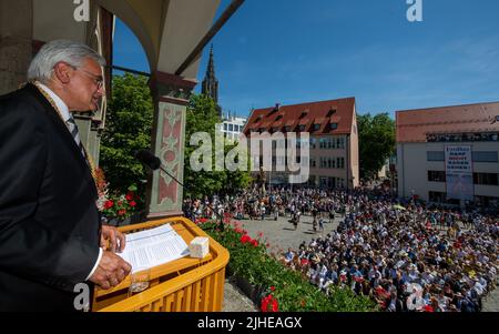 Ulm, Allemagne. 18th juillet 2022. Dans le Weinhof, le maire de Lord Gunter Czisch (CDU) tient son discours d'assermentation sur un balcon. Le lundi de la prestation de serment, le chef de la ville rend compte publiquement et renouvelle son serment. Credit: Stefan Puchner/dpa/Alay Live News Banque D'Images