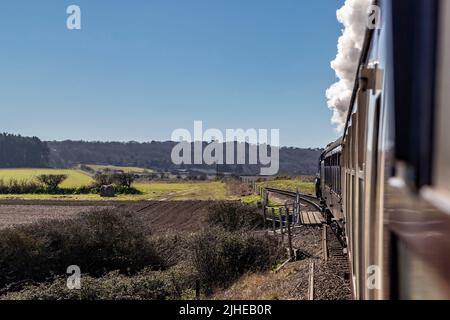 Sur le chemin de Sheringham après avoir quitté la gare de Weybourne sur le «Prince Noir» BR-9F-92203 en empruntant la ligne Poppy, North Norfolk Railway, East Anglia, E Banque D'Images