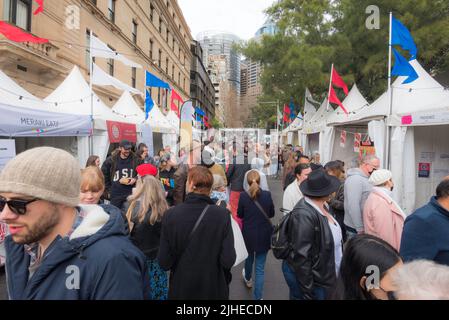 Sydney, Australie, 16 juillet 2022 : toujours désireux de sortir et de profiter d'un marché alimentaire, les siders de Sydney se sont enfermés dans le festival de la Bastille Banque D'Images