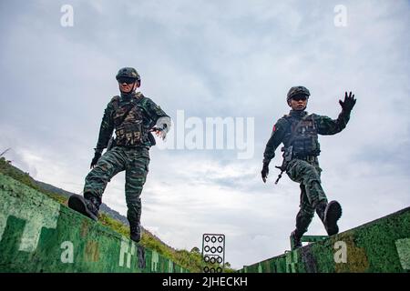 HEZHOU, CHINE - 18 JUILLET 2022 - des membres des forces spéciales effectuent une formation sur le terrain dans une zone peu familière et complexe de la ville de Hezhou, province de Guangxi, Banque D'Images