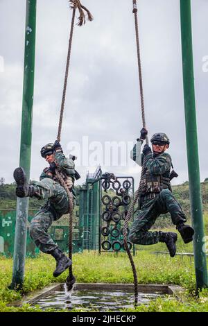 HEZHOU, CHINE - 18 JUILLET 2022 - des membres des forces spéciales effectuent une formation sur le terrain dans une zone peu familière et complexe de la ville de Hezhou, province de Guangxi, Banque D'Images