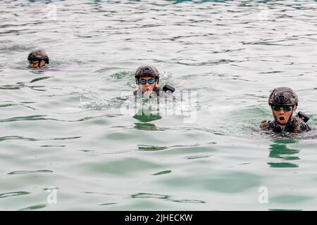 HEZHOU, CHINE - 18 JUILLET 2022 - des membres des forces spéciales effectuent une formation sur le terrain dans une zone peu familière et complexe de la ville de Hezhou, province de Guangxi, Banque D'Images