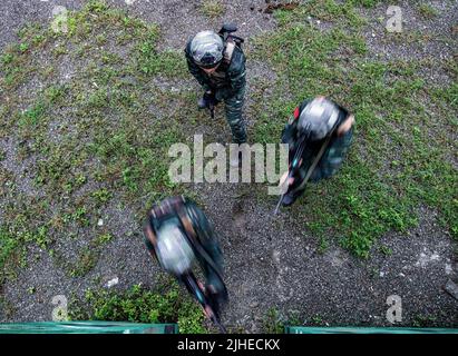 HEZHOU, CHINE - 18 JUILLET 2022 - des membres des forces spéciales effectuent une formation sur le terrain dans une zone peu familière et complexe de la ville de Hezhou, province de Guangxi, Banque D'Images