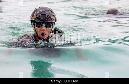 HEZHOU, CHINE - 18 JUILLET 2022 - des membres des forces spéciales effectuent une formation sur le terrain dans une zone peu familière et complexe de la ville de Hezhou, province de Guangxi, Banque D'Images