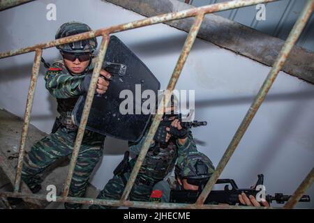 HEZHOU, CHINE - 18 JUILLET 2022 - des membres des forces spéciales effectuent une formation sur le terrain dans une zone peu familière et complexe de la ville de Hezhou, province de Guangxi, Banque D'Images