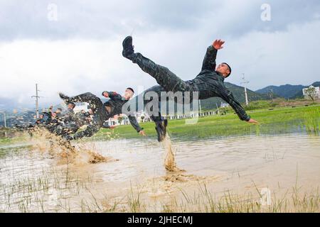 HEZHOU, CHINE - 18 JUILLET 2022 - des membres des forces spéciales effectuent une formation sur le terrain dans une zone peu familière et complexe de la ville de Hezhou, province de Guangxi, Banque D'Images