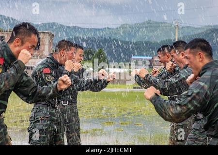 HEZHOU, CHINE - 18 JUILLET 2022 - des membres des forces spéciales effectuent une formation sur le terrain dans une zone peu familière et complexe de la ville de Hezhou, province de Guangxi, Banque D'Images