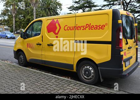 Vue latérale d'un jaune Couriers s'il vous plaît van, un Renault Traffic, garé à côté d'un sentier, avec le logo de la société en évidence Banque D'Images