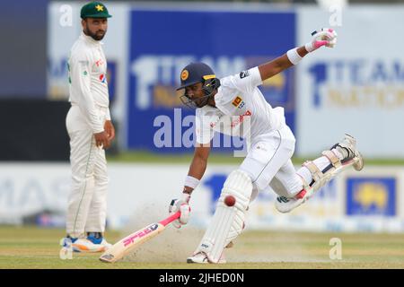 Galle, Sri Lanka. 18th juillet 2022. Dinesh Chandimal du Sri Lanka court entre les portes pendant les 3rd jours du match de cricket test de 1st entre le Sri Lanka et le Pakistan au stade international de cricket de Galle à Galle, le 18th juillet 2022. Viraj Kothalwala/Alamy Live News Banque D'Images