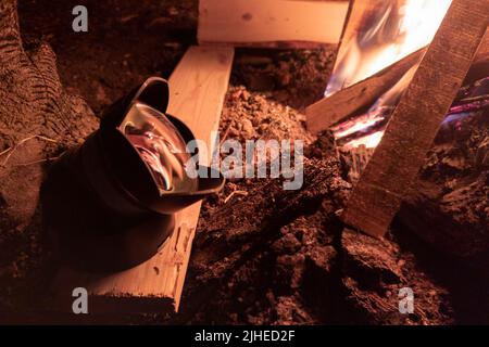 objectif ultra grand-angle près du feu de camp la nuit Banque D'Images