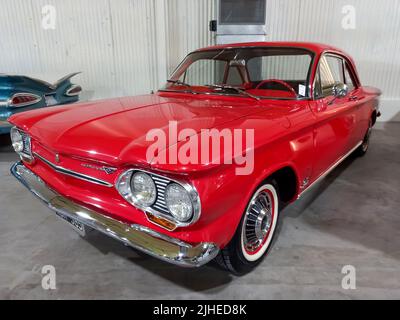 Avellaneda, Argentine - 7 mai 2022: Vieux rouge Chevrolet Corvair Monza coupé 1963 dans un entrepôt. Expo Fierro 2022 salon de voiture classique. CopySpace. Banque D'Images