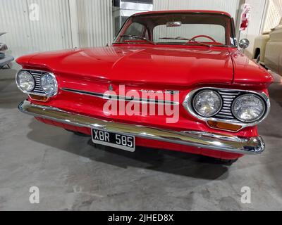 Vieux rouge Chevrolet Corvair Monza coupé 1963 dans un entrepôt. Vue avant. Expo Fierro 2022 salon de voiture classique. CopySpace. Banque D'Images