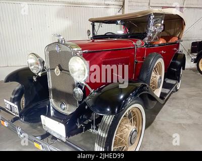 Avellaneda, Argentine - 7 mai 2022 : Old Red Chevrolet Phaeton 1931 quatre portes par General Motors. Expo Fierro 2022 salon de voiture classique Banque D'Images