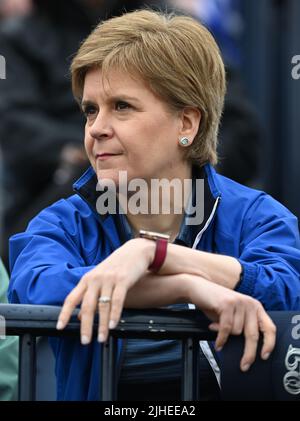 150th Open Golf Championships, The Old course, St Andrews (15 juillet 2022) première ministre des Scotland, Nicola Sturgeon montres jouer à partir de la tribune. Banque D'Images