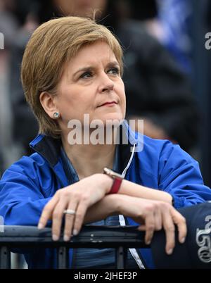 150th Open Golf Championships, The Old course, St Andrews (15 juillet 2022) première ministre des Scotland, Nicola Sturgeon montres jouer à partir de la tribune. Banque D'Images