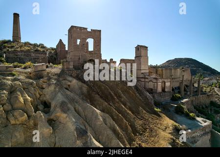 Tir aérien, drone point de vue vieux bâtiments abandonnés de mines de Mazarron à Murcia sur fond bleu ciel pendant la journée ensoleillée d'été. Extraction de minéraux Banque D'Images