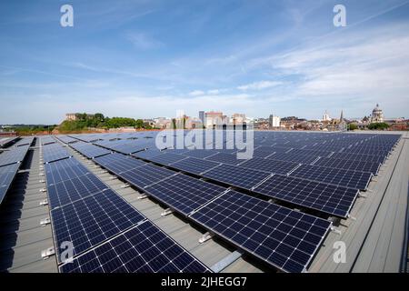 Panneaux solaires sur le toit du nouveau parc de voitures Broad Marsh à Nottingham City, dans le Nottinghamshire, en Angleterre, au Royaume-Uni Banque D'Images