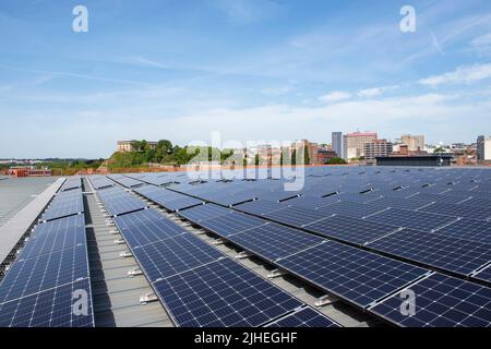 Panneaux solaires sur le toit du nouveau parc de voitures Broad Marsh à Nottingham City, dans le Nottinghamshire, en Angleterre, au Royaume-Uni Banque D'Images