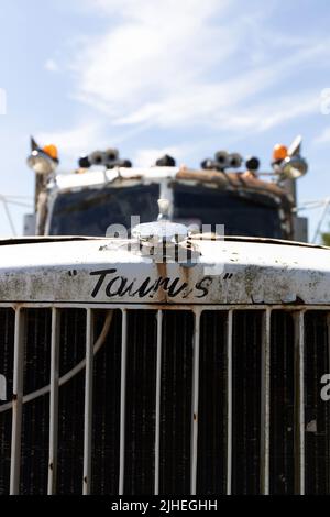 Vue rapprochée du radiateur d'un ancien camion de récupération rouillé Banque D'Images