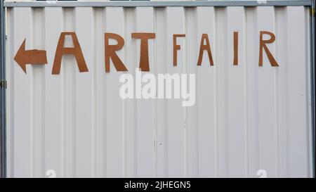 Découpez des lettres épelant Art Fair sur une clôture Banque D'Images