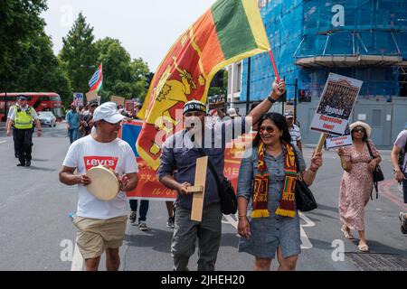 Cela fait quelques jours que les manifestants ont pris d'assaut le bâtiment présidentiel et que leur président a démissionné, mais ils continuent de se battre pour leur droit contre le TH Banque D'Images