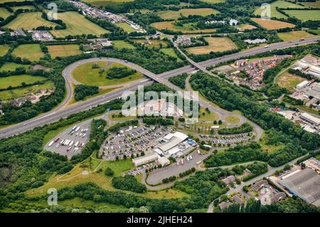 Une vue aérienne des services de Norton Canes sur l'autoroute à péage M6, près de Cannock, West Midlands, UK, Shropshire collines au loin Banque D'Images