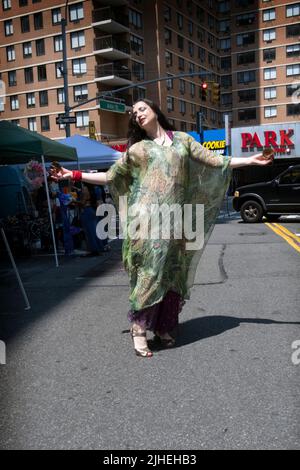 Un grand danseur de ventre gracieux se produit au Withchsfest 2022 sur Astor place à Greenwich Village, Manhattan, New York City. Banque D'Images