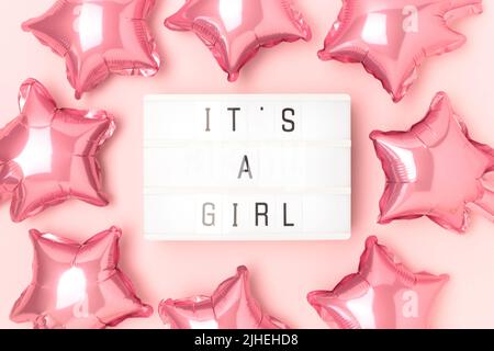 C'est une fille - citation. Cadre en forme de ballons et de visionneuse en forme d'étoile rose. Banque D'Images