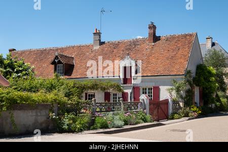 Maison à volets dans le village pittoresque de Chepdigny, dans la vallée de la Loire, centre de la France. Le village a été transformé en un jardin géant. Banque D'Images