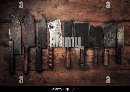 ensemble de différents types de bouchers en acier au carbone sur une table en bois illustrant un couteau de cuisine et un concept de cuisine Banque D'Images