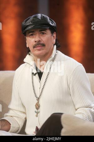 Manheim, Allemagne. 05th novembre 2005. ARCHIVE PHOTO: Carlos SANTANA célèbre son anniversaire de 75th sur 20 juillet 2022, musicien pop Carlos SANTANA, demi-longueur, format portrait, rock latin; 'Bet that.?' ZDF Entertainment Entertainment show avec Thomas Gottschalk, 158th épisode, on 5 novembre 2005 de Mannheim; Credit: dpa/Alay Live News Banque D'Images