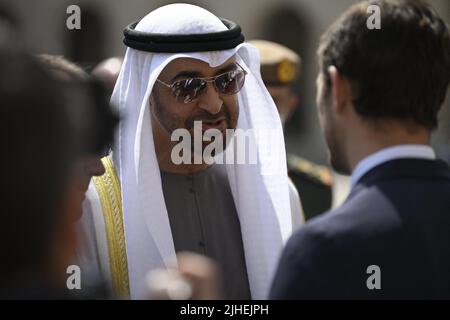 Le président des Émirats arabes Unis, Sheikh Mohamed bin Zayed Al Nahyan, est accueilli par le ministre français de l'armée, Sébastien Lecornu, à l'Hôtel nationale des Invalides pour le début de sa visite d'État en France à 18 juillet 2022 à Paris. Photo par Eliot Blondt/ABACAPRESS.COM Banque D'Images