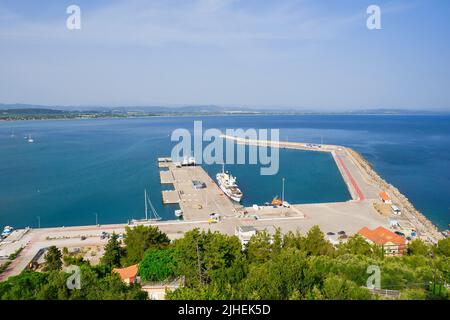 Le port est la porte d'entrée de la ville de Katakolon et un trajet en bus pour les ruines de l'Olympia. Les jetées sont assez grandes pour accueillir de grands bateaux de croisière. Banque D'Images