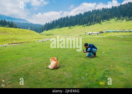 Gulmarg, connu sous le nom de Gulmarag à Kashmiri, est une ville, station de ski de colline, destination populaire de ski. Banque D'Images