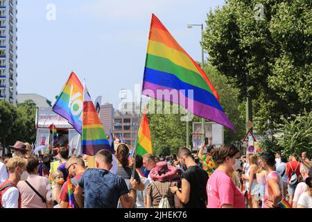 Le Christopher Street Parade 2021 a eu lieu à Berlin avec 35 000 personnes qui défilent dans les rues. Banque D'Images