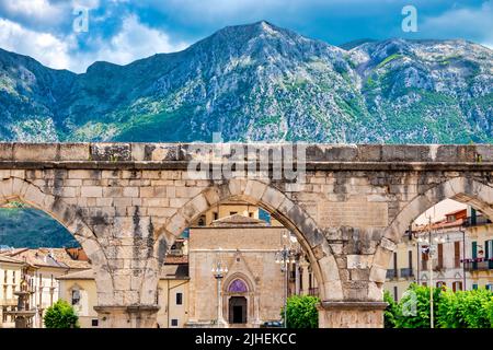 Vue sur l'Acquedotto Svevo et l'église de San Filippo Neri, Sulmona, Italie Banque D'Images