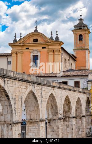 Vue sur l'Acquedotto Svevo et le monastère de Santa Chiara, Sulmona, Italie Banque D'Images