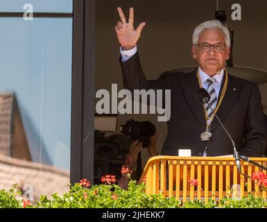 Ulm, Allemagne. 18th juillet 2022. Dans le Weinhof, le maire Gunter Czisch (CDU) lève la main pour jurer. Le 'Schwörmontag' (jour de la prestation de serment), le chef de la ville rend compte publiquement et renouvelle son serment. Credit: Stefan Puchner/dpa/Alay Live News Banque D'Images