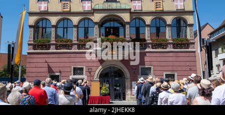 Ulm, Allemagne. 18th juillet 2022. Sur le balcon de la Schwörhaus, le maire Gunter Czisch (M, CDU) lève la main pour jurer. Le lundi de Schwör, le chef de la ville donne un compte rendu public et renouvelle son serment. Credit: Stefan Puchner/dpa/Alay Live News Banque D'Images