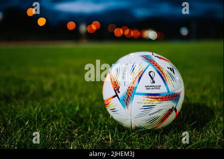 QATAR, DOHA, 18 JUILLET 2022 : ballon officiel de football de la coupe du monde Adidas Fifa Al Rihla. Championnat du monde au Qatar 2022. Match de football ballon sur l'herbe verte Banque D'Images