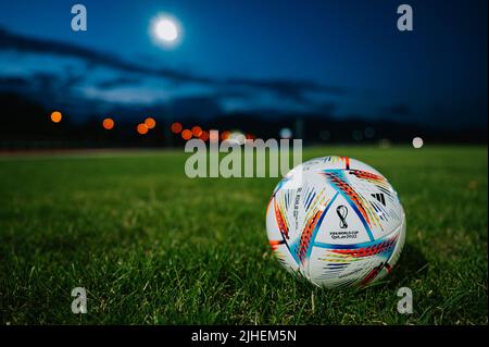 QATAR, DOHA, 18 JUILLET 2022 : ballon officiel de football de la coupe du monde Adidas Fifa Al Rihla. Championnat du monde au Qatar 2022. Match de football ballon sur l'herbe verte Banque D'Images