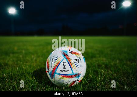 QATAR, DOHA, 18 JUILLET 2022 : ballon officiel de football de la coupe du monde Adidas Fifa Al Rihla. Championnat du monde au Qatar 2022. Match de football ballon sur l'herbe verte Banque D'Images