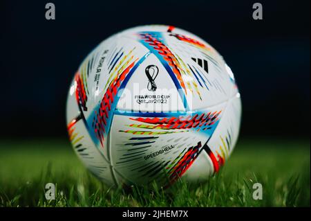 QATAR, DOHA, 18 JUILLET 2022 : ballon officiel de football de la coupe du monde Adidas Fifa Al Rihla. Championnat du monde au Qatar 2022. Match de football ballon sur l'herbe verte Banque D'Images