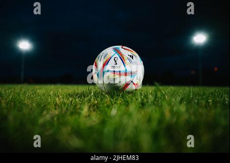 QATAR, DOHA, 18 JUILLET 2022 : ballon officiel de football de la coupe du monde Adidas Fifa Al Rihla. Championnat du monde au Qatar 2022. Match de football ballon sur l'herbe verte Banque D'Images