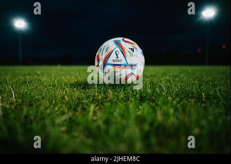 QATAR, DOHA, 18 JUILLET 2022 : ballon officiel de football de la coupe du monde Adidas Fifa Al Rihla. Championnat du monde au Qatar 2022. Match de football ballon sur l'herbe verte Banque D'Images